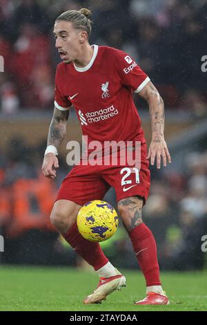 Liverpool, Großbritannien. Dezember 2023. Kostas Tsimikas #21 von Liverpool mit dem Ball während des Premier League Spiels Liverpool gegen Fulham in Anfield, Liverpool, Vereinigtes Königreich, 3. Dezember 2023 (Foto: Mark Cosgrove/News Images) Credit: News Images LTD/Alamy Live News Stockfoto