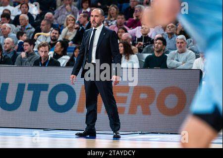 Madrid, Spanien. Dezember 2023. Chus Mateo von Real Madrid wurde während des Basketballspiels Liga Endesa ACB 23/24 zwischen Real Madrid und Rio Breogan im Wizink Center in Madrid gesehen. Real Madrid 91: 58 Rio Breogan. Quelle: SOPA Images Limited/Alamy Live News Stockfoto