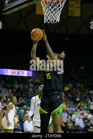 Ferrell Center Waco, Texas, USA. Dezember 2023. Phillipina Kyei (15) schießt den Ball während der 2. Hälfte des NCAA Women's Basketball zwischen Oregon Ducks und den Baylor Lady Bears im Ferrell Center Waco, Texas. Matthew Lynch/CSM/Alamy Live News Stockfoto