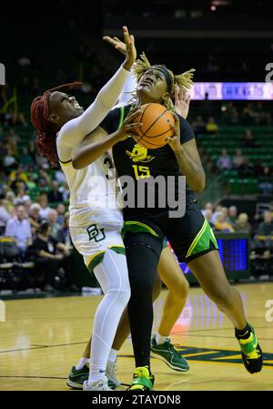 Ferrell Center Waco, Texas, USA. Dezember 2023. Phillipina Kyei (15) bekämpft Baylor Lady Bears Aijha Blackwell (33) während der 2. Hälfte des NCAA Women's Basketball zwischen Oregon Ducks und den Baylor Lady Bears im Ferrell Center Waco, Texas. Matthew Lynch/CSM/Alamy Live News Stockfoto