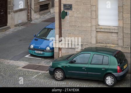 Netter Renault Twingo, der mit dem Gesicht nach unten in der einen Ecke geparkt hat, und in der anderen sah ich einen Renault Clio der zweiten Generation Stockfoto