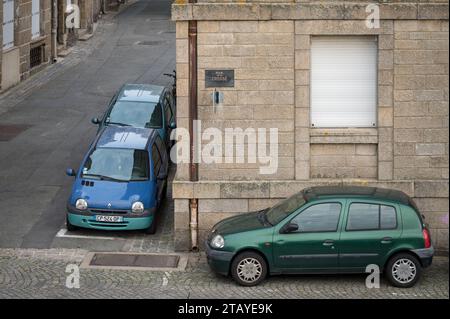 Zwei nette Renault Twingos parkten einander gegenüber in einer Ecke und in der anderen sah ich einen Renault Clio der zweiten Generation Stockfoto