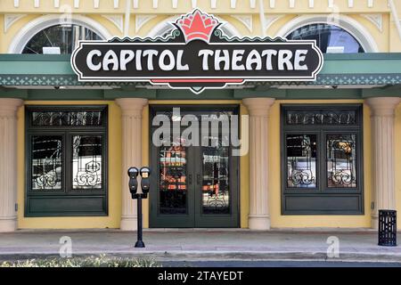 Das Capital Theater im historischen Cleveland Street District in Clearwater, Florida, ist ein beliebtes Reiseziel für Winterreisen. Stockfoto