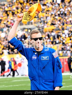 Pittsburgh, Usa. Dezember 2023. Astronaut Warren „Woody“ Hoburg führt die schreckliche Handtuchwelle vor dem Start der Pittsburgh Steelers und Arizona Cardinals im Acrisure Stadium am Sonntag, den 3. Dezember 2023 in Pittsburgh an. Foto: Archie Carpenter/UPI Credit: UPI/Alamy Live News Stockfoto