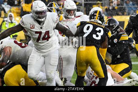 Pittsburgh, Usa. Dezember 2023. James Conner (6) springt im dritten Quartal gegen die Pittsburgh Steelers im Acrisure Stadium am Sonntag, den 3. Dezember 2023 in Pittsburgh über die Mitte und den Touchdown. Foto: Archie Carpenter/UPI Credit: UPI/Alamy Live News Stockfoto