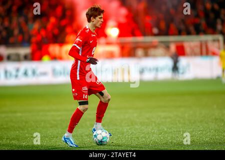 Drammen, Norwegen, 03. Dezember 2023. Branns Ulrik Mathisen kontrolliert den Ball im Eliteserien-Spiel zwischen Strømsgodset und Brann im Marienlyst-Stadion in Drammen. Quelle: Frode Arnesen/Alamy Live News Stockfoto