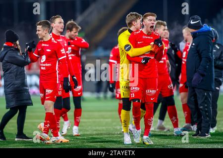 Drammen, Norwegen, 03. Dezember 2023. Drammen, Norwegen, 03. Dezember 2023. Die Spieler von Brann, mit einem schreienden Thore Pedersen, feiern ihre Silbermedaillen nach dem Eliteserien-Spiel zwischen Strømsgodset und Brann im Marienlyst-Stadion in Drammen. Kredit: Frode Arnesen/Alamy Live News Kredit: Frode Arnesen/Alamy Live News Stockfoto