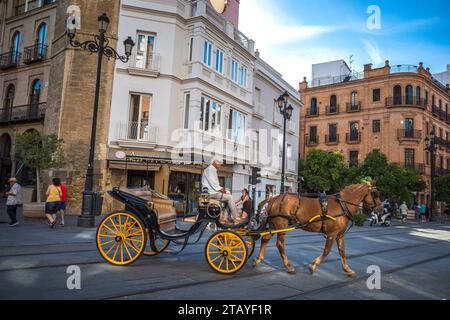 Touristische Pferdekutsche in der Innenstadt von Sevilla Spanien Stockfoto