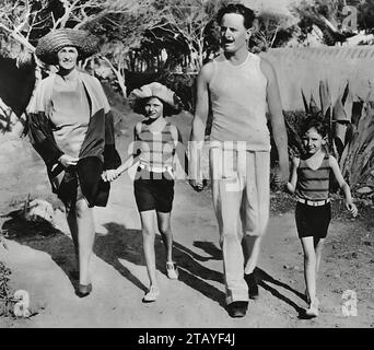 Labour-Abgeordneter und Gründer der British Union of Faschisten Sir Oswald Mosley mit seiner Frau Lady Cynthia Mosley (geb. Curzon) im Urlaub am Cap D’antibes an der französischen Riviera. Stockfoto