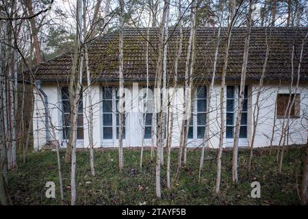 Ehemalige nazi Goebbels Villa, Deutschland BRD, Brandenburg - Bogensee bei Wandlitz, 03.2023. Leeres ehemaliges Landhaus des Nazi-Reichspropagandaministers Joseph Goebbels. Ehemaliges Landhaus des nazi-Propagandaministers Joseph Goebbels. â *** ehemalige nazi-Goebbels-Villa, BRD Brandenburg Bogensee bei Wandlitz, 03 2023 frei stehendes ehemaliges Landhaus des Nazi-Reichspropagandaministers Joseph Goebbels ehemaliges Landhaus des nazi-Propagandaministers Joseph Goebbels Â Copyright: MartinxFejer/EST&OST Fejer23032522 Credit: Imago/Alamy Live News Stockfoto