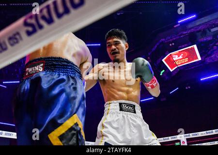 Bangkok, Thailand. Dezember 2023. Chaiyapruk Chainikom (rechts) im Austausch mit Xiaosong Zhang (links) während ihres professionellen Boxkampfes bei Spaceplus in Bangkok. Quelle: SOPA Images Limited/Alamy Live News Stockfoto