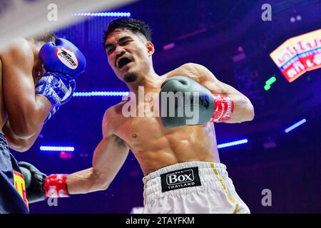 Bangkok, Thailand. Dezember 2023. Chaiyapruk Chainikom (rechts) im Austausch mit Xiaosong Zhang (links) während ihres professionellen Boxkampfes bei Spaceplus in Bangkok. Quelle: SOPA Images Limited/Alamy Live News Stockfoto