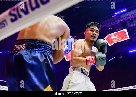 Bangkok, Thailand. Dezember 2023. Chaiyapruk Chainikom (rechts) im Austausch mit Xiaosong Zhang (links) während ihres professionellen Boxkampfes bei Spaceplus in Bangkok. Quelle: SOPA Images Limited/Alamy Live News Stockfoto