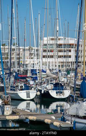 LAGOS, PORTUGAL - FERBUARY 28, 2023: Schiffe und Boote im Hafen von Lagos, Portugal am 28. Februar 2023 Stockfoto