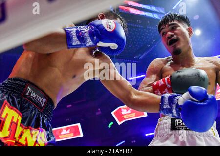 Bangkok, Thailand. Dezember 2023. Chaiyapruk Chainikom (rechts) im Austausch mit Xiaosong Zhang (links) während ihres professionellen Boxkampfes bei Spaceplus in Bangkok. Quelle: SOPA Images Limited/Alamy Live News Stockfoto