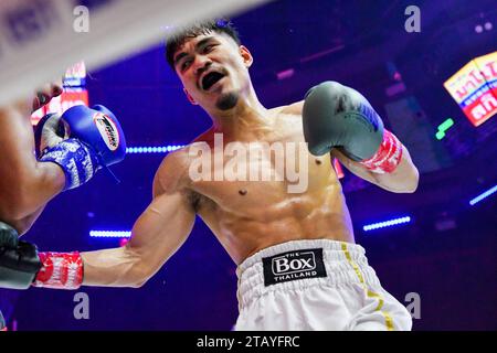 Bangkok, Thailand. Dezember 2023. Chaiyapruk Chainikom (rechts) im Austausch mit Xiaosong Zhang (links) während ihres professionellen Boxkampfes bei Spaceplus in Bangkok. Quelle: SOPA Images Limited/Alamy Live News Stockfoto