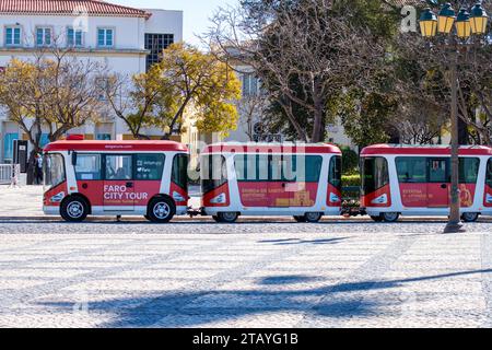 FARO, PORTUGAL - 1. MÄRZ 2023: City Tour Bus in Faro, Portugal am 1. März 2023 Stockfoto