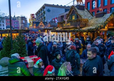 Weihnachtsmarkt auf dem Alten Markt in der Altstadt von Köln, Verkaufsoffener Sonntag in der Kölner Innenstadt, 1. Adventswochenende, NRW, Deutschland Weihnachtsmarkt Köln *** Weihnachtsmarkt am Alten Markt in der Kölner Altstadt, Sonntagseinkauf in der Kölner Innenstadt, 1 Adventwochenende, NRW, Deutschland Weihnachtsmarkt Köln Credit: Imago/Alamy Live News Stockfoto