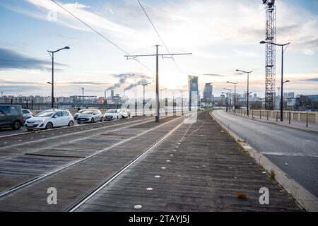 Paris, Frankreich, Ein Stadtbild mit Straßenbahnschienen aus Holzplatten, nur redaktionell. Stockfoto