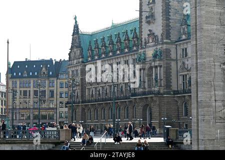 Das Hamburger Rathaus ist Sitz der Hamburger Bürgerschaft und des Senats der Freien und Hansestadt Hamburg. Das architektonisch prächtige Stockfoto