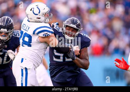 3. Dezember 2023: Tennessee Titans Defensive Tackle Kyle Peko (95) Bull stürzt Indianapolis Colts Center Ryan Kelly (78) während der zweiten Hälfte eines NFL-Spiels zwischen den Indianapolis Colts und Tennessee Titans im Nissan Stadium in Nashville TN Steve Roberts/CSM Stockfoto