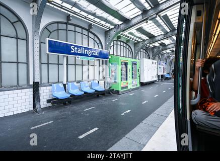 Paris, Frankreich. Juli 2022. U-Bahn-Station Stalingrad. POV aus dem Zug sehen Sie die Hand eines Fahrgastes in der Nähe der offenen Türen des Wagens. Stockfoto