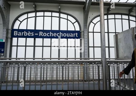 Paris, Frankreich. Juli 2022. U-Bahn-Station Barbes - Rochechouart. POV aus dem Zug. Charmanter Vintage-Look für diese erhöhte Station. Auf der rechten Seite Stockfoto