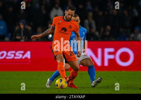 Neapel, Italien. November 2023. Naples, Italien - Sonntag, 03. Dezember 2023: Hakan Calhanoglu vom FC Internazionale im Spiel der Serie A TIM zwischen SSC Napoli und FC Internazionale im Stadio Diego Armando Maradona, Neapel, Italien am 03. Dezember 2023. Quelle: Nicola Ianuale/Alamy Live News Stockfoto