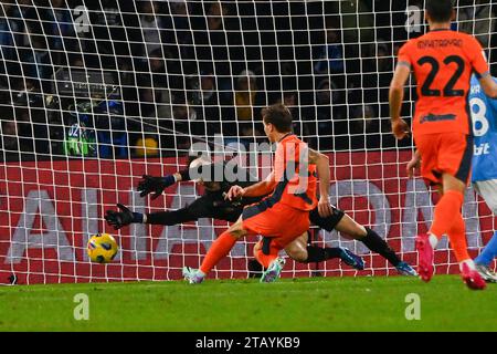 Neapel, Italien. November 2023. Neapel, Italien - Sonntag, 03. Dezember 2023: Nicolo' Barella vom FC Internazionale erzielt das 0:2 beim Spiel der Serie A TIM zwischen SSC Napoli und FC Internazionale im Stadio Diego Armando Maradona, Neapel, Italien am 03. Dezember 2023. Quelle: Nicola Ianuale/Alamy Live News Stockfoto