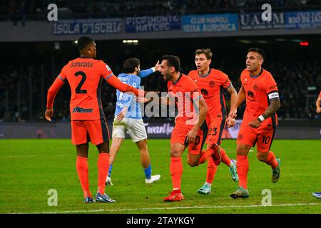 Neapel, Italien. November 2023. Naples, Italien - Sonntag, 03. Dezember 2023: Hakan Calhanoglu vom FC Internazionale feiert mit seinen Teamkollegen, nachdem er am 3. Dezember 2023 im Stadio Diego Armando Maradona in Napoli, Italien beim Spiel der Serie A TIM zwischen SSC Napoli und FC Internazionale einen Treffer erzielt hat. Quelle: Nicola Ianuale/Alamy Live News Stockfoto