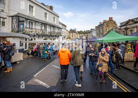 Einkaufsmenschen und Verkaufsstände auf dem Frome Christmas Sunday Market in Frome, Somerset, Großbritannien am 3. Dezember 2023 Stockfoto