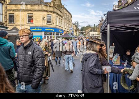 Einkaufsmenschen und Verkaufsstände auf dem Frome Christmas Sunday Market in Frome, Somerset, Großbritannien am 3. Dezember 2023 Stockfoto