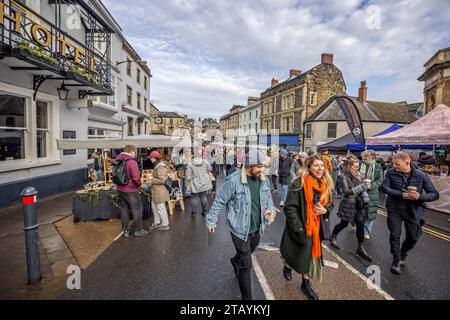 Einkaufsmenschen und Verkaufsstände auf dem Frome Christmas Sunday Market in Frome, Somerset, Großbritannien am 3. Dezember 2023 Stockfoto