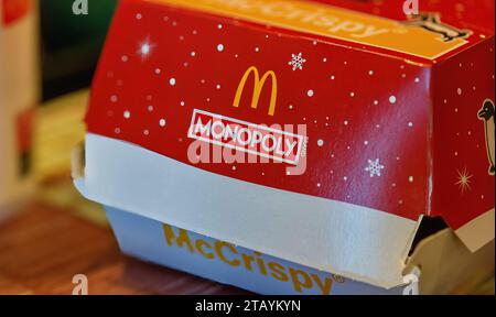 Gunzenhausen, Deutschland - 2023, 3. Dezember: McDonalds Monopol Mccrispy. McDonald's Corporation ist eine multinationale amerikanische Fast-Food-Kette. Stockfoto