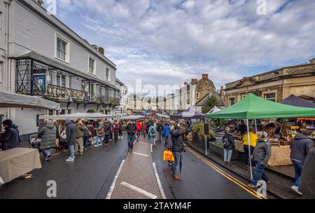 Einkaufsmenschen und Verkaufsstände auf dem Frome Christmas Sunday Market in Frome, Somerset, Großbritannien am 3. Dezember 2023 Stockfoto