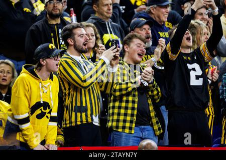 Indianapolis, Indiana, USA. Dezember 2023. Iowa-Fans während des Vorspiels der NCAA-Football-Action zwischen den Michigan Wolverines und den Iowa Hawkeyes im Lucas Oil Stadium in Indianapolis, Indiana. John Mersits/CSM/Alamy Live News Stockfoto