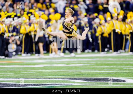 Indianapolis, Indiana, USA. Dezember 2023. Die Band aus Iowa tritt während des Vorspiels der NCAA-Fußballspiele zwischen den Michigan Wolverines und den Iowa Hawkeyes im Lucas Oil Stadium in Indianapolis, Indiana, auf. John Mersits/CSM/Alamy Live News Stockfoto