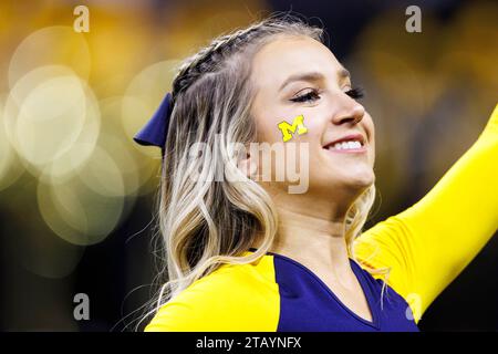 Indianapolis, Indiana, USA. Dezember 2023. Michigan Cheerleader tritt während des Vorspiels der NCAA-Football-Action zwischen den Michigan Wolverines und den Iowa Hawkeyes im Lucas Oil Stadium in Indianapolis, Indiana, auf. John Mersits/CSM/Alamy Live News Stockfoto