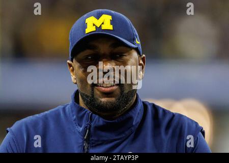 Indianapolis, Indiana, USA. Dezember 2023. Michigan Offensive Coordinator Sherrone Moore während des Vorspiels der NCAA-Football-Action zwischen den Michigan Wolverines und den Iowa Hawkeyes im Lucas Oil Stadium in Indianapolis, Indiana. John Mersits/CSM (Credit Image: © John Mersits/Cal Sport Media). Quelle: csm/Alamy Live News Stockfoto