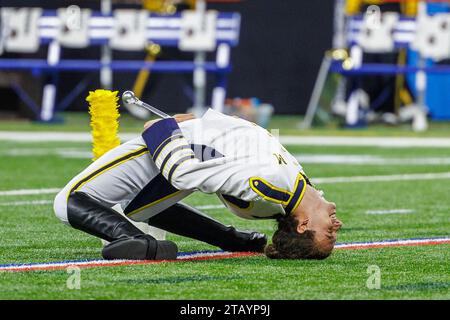 Indianapolis, Indiana, USA. Dezember 2023. Die Band aus Michigan tritt während des Vorspiels der NCAA-Fußballspiele zwischen den Michigan Wolverines und den Iowa Hawkeyes im Lucas Oil Stadium in Indianapolis, Indiana, auf. John Mersits/CSM/Alamy Live News Stockfoto