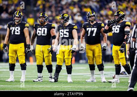 Indianapolis, Indiana, USA. Dezember 2023. Iowa Offensive Line-Spieler während der NCAA-Football-Action zwischen den Michigan Wolverines und den Iowa Hawkeyes im Lucas Oil Stadium in Indianapolis, Indiana. John Mersits/CSM/Alamy Live News Stockfoto