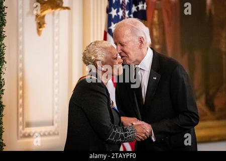 Washington, Usa. Dezember 2023. Präsident Joe Biden gibt Dionne Warwick einen Kuss auf die Wange, nachdem er sie bei einem Empfang im Weißen Haus für die Kennedy Center Honorees 2023 vorgestellt hat. Die Preisträger werden für ihre karrierefreien Beiträge zur amerikanischen Kultur ausgewählt. Die 46. Klasse der Preisträger umfasst Billy Crystal, Renée Fleming, Barry Gibbons, Queen Latifah und Dionne Warwick. (Foto: Allison Bailey/NurPhoto) Credit: NurPhoto SRL/Alamy Live News Stockfoto