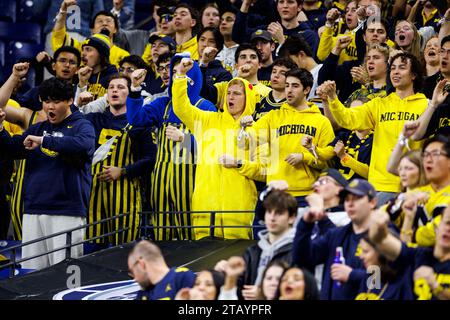 Indianapolis, Indiana, USA. Dezember 2023. Fans von Michigan während des Vorspiels der NCAA-Football-Action zwischen den Michigan Wolverines und den Iowa Hawkeyes im Lucas Oil Stadium in Indianapolis, Indiana. John Mersits/CSM/Alamy Live News Stockfoto