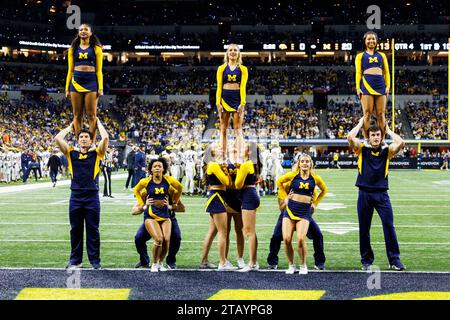 Indianapolis, Indiana, USA. Dezember 2023. Die Cheerleader aus Michigan treten im Lucas Oil Stadium in Indianapolis, Indiana, während der NCAA-Football-Action zwischen den Michigan Wolverines und den Iowa Hawkeyes auf. John Mersits/CSM/Alamy Live News Stockfoto