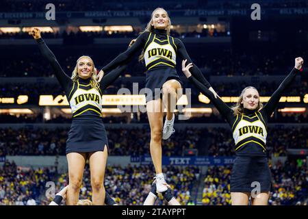 Indianapolis, Indiana, USA. Dezember 2023. Im Lucas Oil Stadium in Indianapolis, Indiana, treten die Cheerleader von Iowa während der NCAA-Football-Action zwischen den Michigan Wolverines und den Iowa Hawkeyes auf. John Mersits/CSM/Alamy Live News Stockfoto