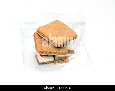 Weiche Lebkuchenkekse in einem transparenten Plastikbeutel isoliert auf weißem Hintergrund Stockfoto