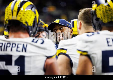 Indianapolis, Indiana, USA. Dezember 2023. Michigan Offensive Coordinator Sherrone Moore während des Vorspiels der NCAA-Football-Action zwischen den Michigan Wolverines und den Iowa Hawkeyes im Lucas Oil Stadium in Indianapolis, Indiana. John Mersits/CSM/Alamy Live News Stockfoto