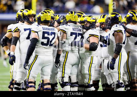 Indianapolis, Indiana, USA. Dezember 2023. Michigan Offensive Lineman während der NCAA-Football-Action zwischen den Michigan Wolverines und den Iowa Hawkeyes im Lucas Oil Stadium in Indianapolis, Indiana. John Mersits/CSM/Alamy Live News Stockfoto