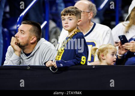 Indianapolis, Indiana, USA. Dezember 2023. Junger Michigan-Fan während des NCAA-Fußballspiels zwischen den Michigan Wolverines und den Iowa Hawkeyes im Lucas Oil Stadium in Indianapolis, Indiana. John Mersits/CSM/Alamy Live News Stockfoto