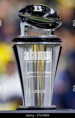 Indianapolis, Indiana, USA. Dezember 2023. Big Ten Championship-Trophäe nach dem NCAA-Football-Spiel zwischen den Michigan Wolverines und den Iowa Hawkeyes im Lucas Oil Stadium in Indianapolis, Indiana. John Mersits/CSM/Alamy Live News Stockfoto